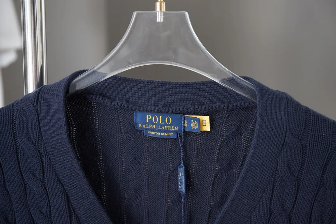 P250 POLO Paul Ralph Lauren 25FW new autumn and winter style classic war horse embroidered twist sweater, light luxury, a must-have item for daily commuting for men and women. Correct version. Welcome to compare. Detailed features · Made of 35% wool content yarn, 35% cashmere 30% synthetic fiber · Used German imported machine twist knitted cardigan · Open mold customization brand logo resin buttons · Imported Tajima machine embroidered classic war horse · Thread design on collar, cuffs and hem, windproof and comfortable · Original main mark, washed tag, moisture-proof paper packaging Color: black/khaki/grey Size: S M L XL